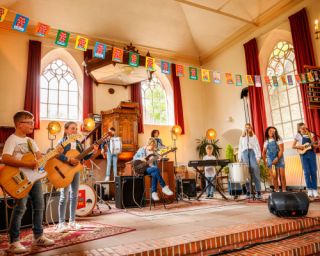 Meer muziek inde klas - podium bourtange